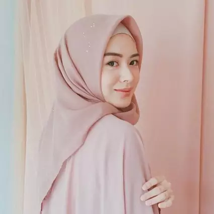 10 Ide outfit Lebaran simpel nan elegan ala Ayana Moon hijaber Korea
