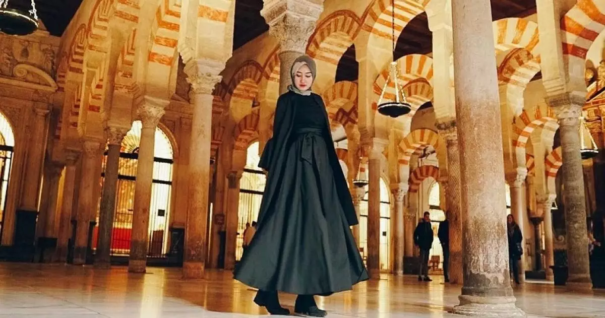 10 Ide outfit Lebaran ala Dian Pelangi, bikin gayamu makin stylish