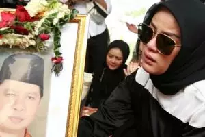 7 Momen haru Olla Ramlan temani ayahnya jelang ajal hingga dimakamkan