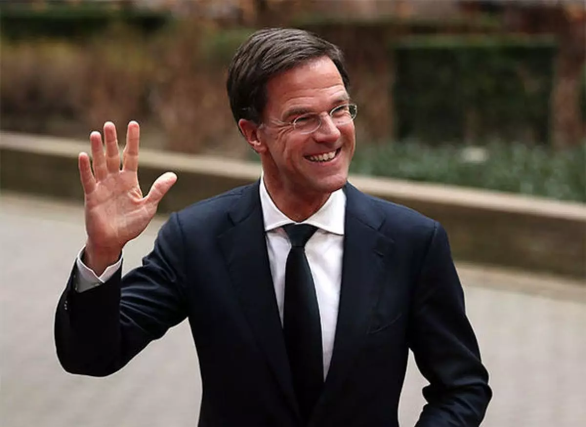 Tak sengaja tumpahkan kopi, aksi PM Belanda Mark Rutte ini bikin salut