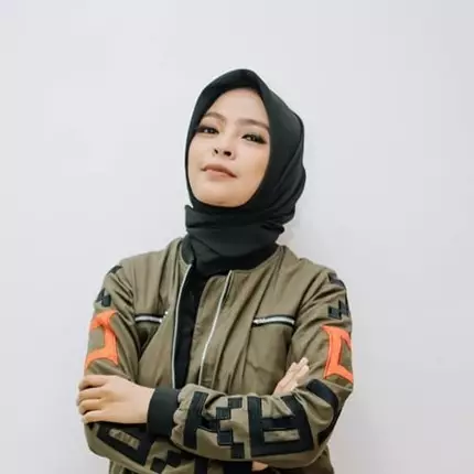 8 Gaya Tantri Kotak dengan hijab hitam, pesonanya misterius