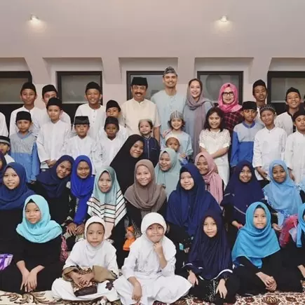 10 Momen Bunga Citra Lestari buka bersama anak yatim, hangat &amp; khidmat