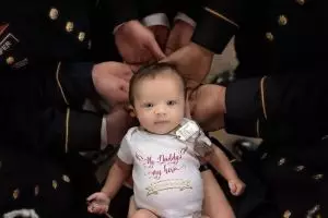 Pemotretan bayi & prajurit ini viral, kisah di baliknya bikin terharu