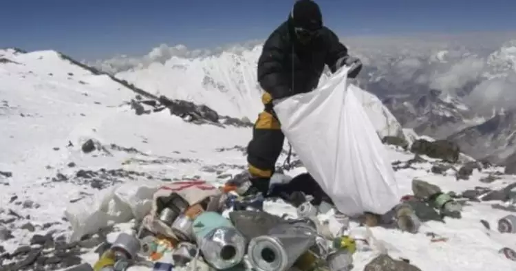 8 Potret miris tumpukan sampah di Gunung Everest, bikin ngelus dada