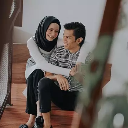 Jarang terekspos, ini 10 potret kemesraan Tria Changcuters dan istri 