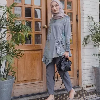 Simpel dan elegan, ini 10 ide outfit bukber ala Mega Iskanti 