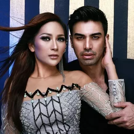 5 Pemotretan Tata Janeeta &amp; suami, penampilannya disebut mirip Maia