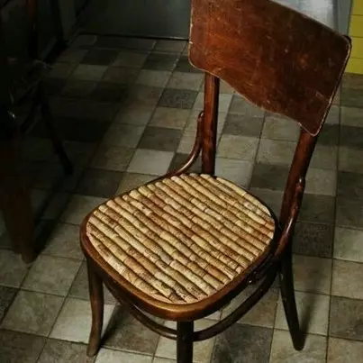 7 Kreasi furnitur rumah terbuat dari tutup botol wine ini unik abis