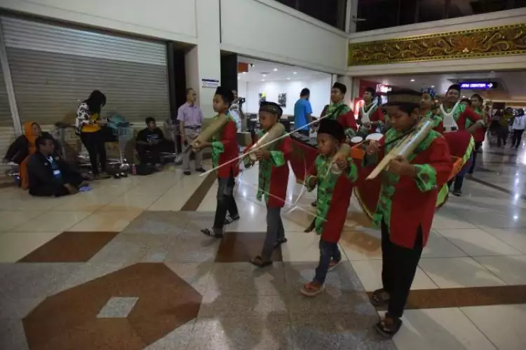 4 Tradisi unik malam takbir di Indonesia, ada yang di bandara