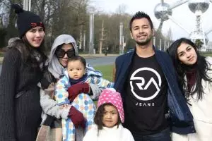 10 Potret kedekatan Raffi Ahmad dengan ibu & adik-adiknya