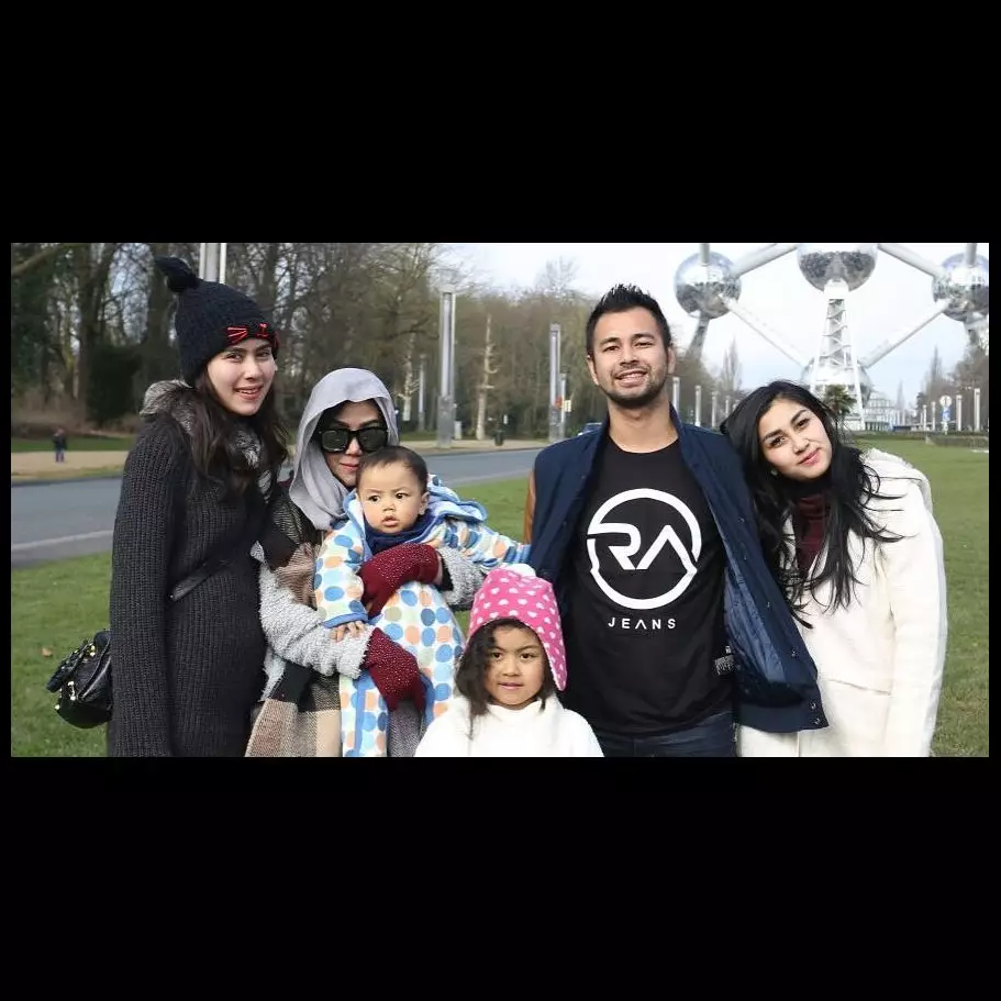 10 Potret kedekatan Raffi Ahmad dengan ibu &amp; adik-adiknya