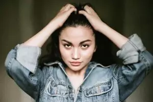 Pamer pose merokok, Ariel Tatum banjir cibiran