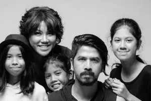 Jarang diterpa gosip, ini 10 potret keharmonisan keluarga Ariyo Wahab