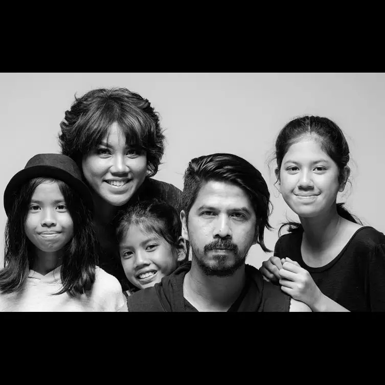 Jarang diterpa gosip, ini 10 potret keharmonisan keluarga Ariyo Wahab