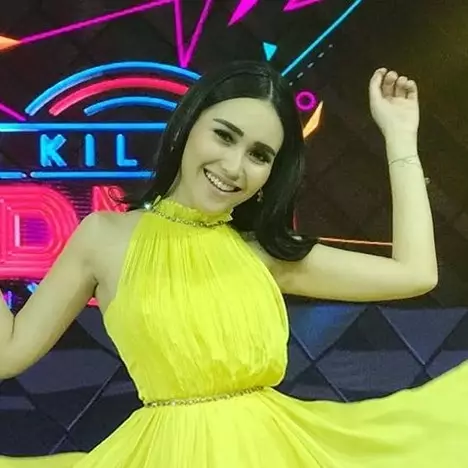 Kenakan baju pendek dan ketat, Ayu Ting Ting tuai kritikan pedas