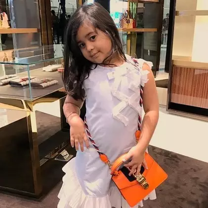 10 Potret cantik Arlova Carissa, putri Andre Taulany yang modis abis