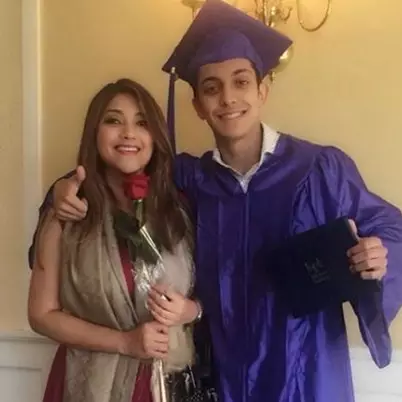 Lulus SMA, ini 6 momen manis wisuda Albany Ray putra Sarah Azhari