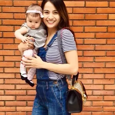 Sudah jadi ibu, begini gaya imut 5 seleb saat kenakan baju kodok