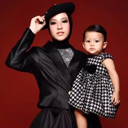 Jadi ibu di usia 20 tahun, begini 8 potret Natasha Rizky momong anak