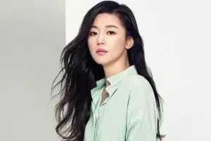 Pesona Jun Ji-hyun usai lahirkan anak kedua, bentuk badannya bikin iri