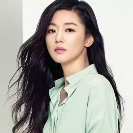 Pesona Jun Ji-hyun usai lahirkan anak kedua, bentuk badannya bikin iri