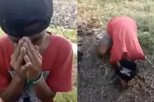 Ingin bersujud minta ampun, tingkah pemuda ini justru mengundang tawa