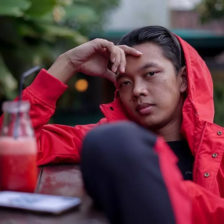 Terbiasa tampil kocak, begini 7 pose Bayu Skak saat bergaya serius