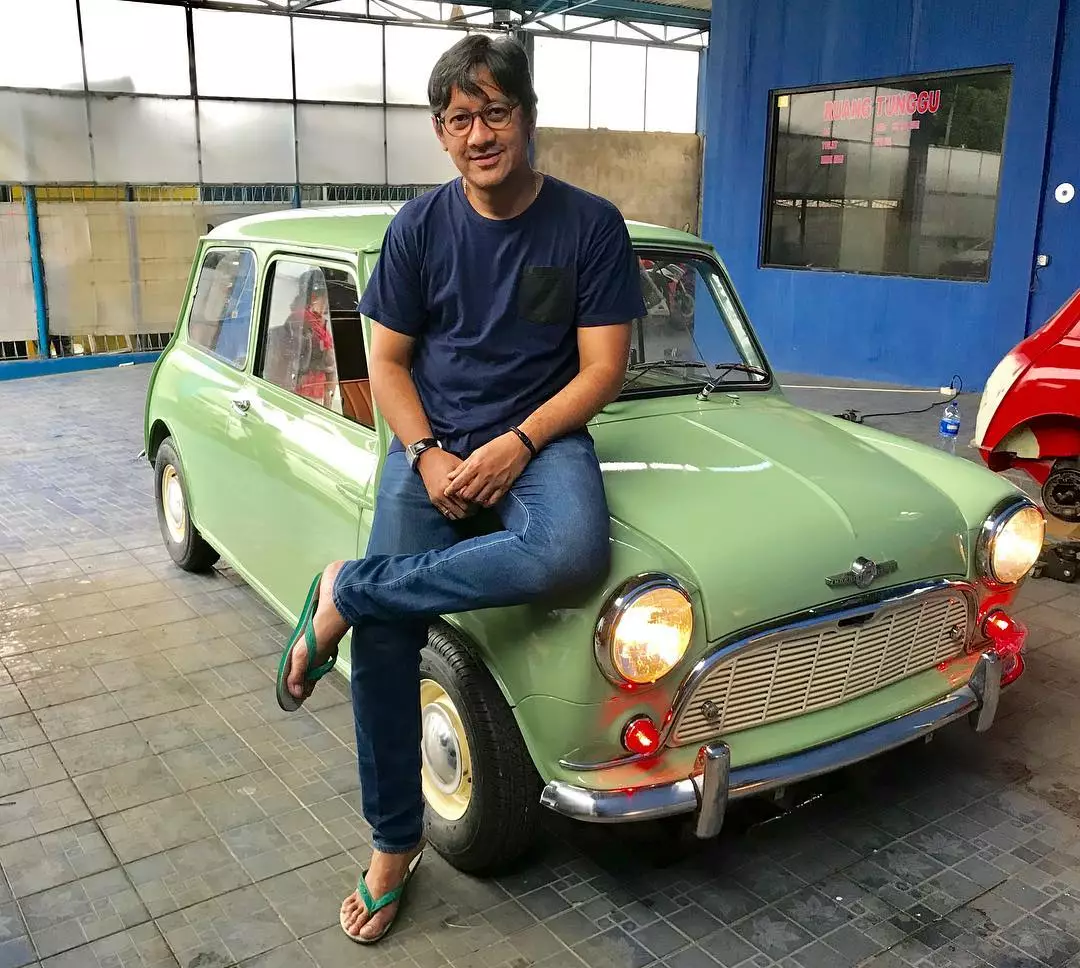 Jadi host kondang, ini 10 potret koleksi mobil tua Andre Taulany