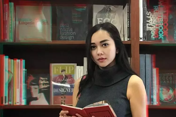 6 Pesona Aura Kasih saat membaca buku, smart is the new sexy