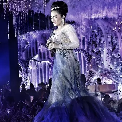 8 Gaya glamor Krisdayanti jadi tamu di pernikahan, gaunnya cetar abis