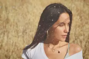 Aksi Sophia Latjuba isi bensin di LA tuai perdebatan, ini penyebabnya