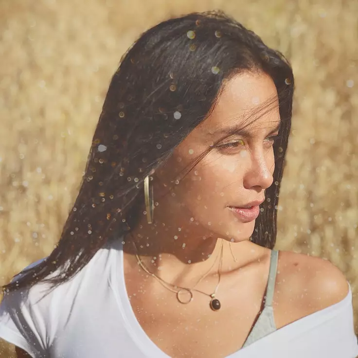 Aksi Sophia Latjuba isi bensin di LA tuai perdebatan, ini penyebabnya