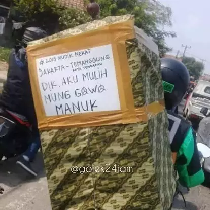 8 Papan tulisan sopir ojek online lagi mudik ini pesannya kocak abis