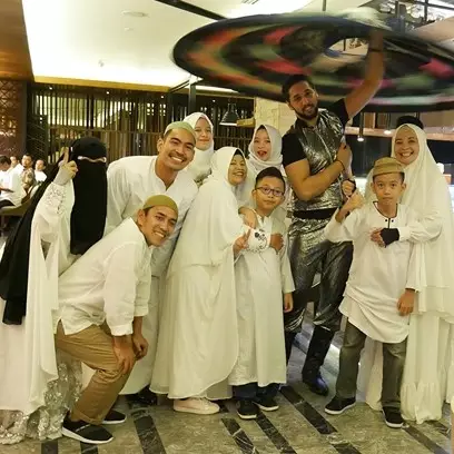 7 Momen buka puasa Robby Purba bareng keluarganya, kompak serba putih