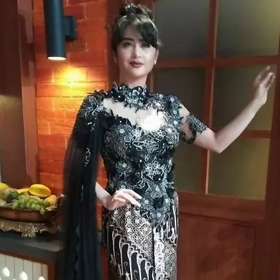 8 Potret cantiknya Dewi Perssik saat kenakan kebaya, anggun &amp; memesona
