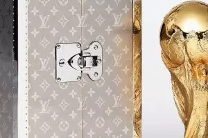 Model dan filantropis cantik ini jadi pembawa trofi Piala Dunia 2018