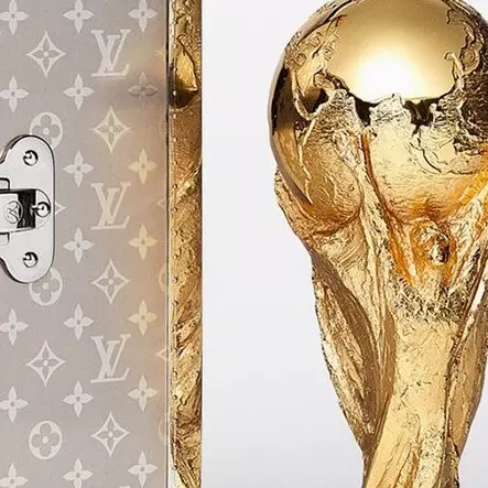 Model dan filantropis cantik ini jadi pembawa trofi Piala Dunia 2018