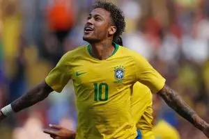 4 Foto Neymar dengan model rambut baru seperti bakmi 