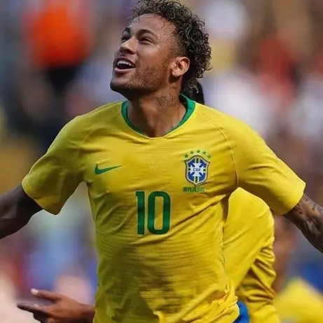 4 Foto Neymar dengan model rambut baru seperti bakmi 