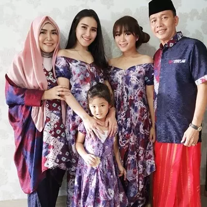 Potret 16 seleb pakai baju kembaran saat Lebaran, kompak abis 