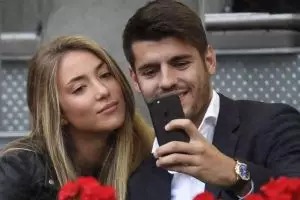 Absen di Piala Dunia, 4 pesepakbola ini pilih liburan romantis