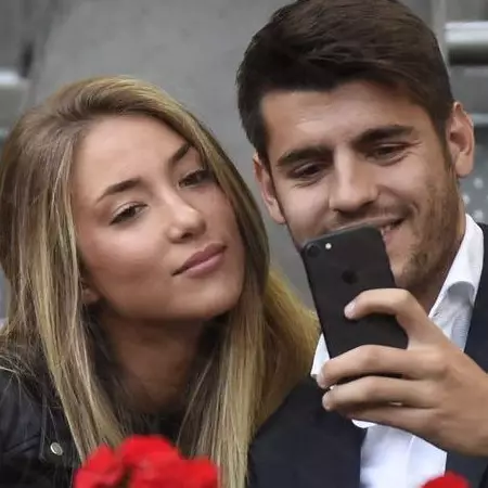 Absen di Piala Dunia, 4 pesepakbola ini pilih liburan romantis