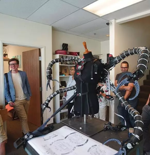 Remaja ini ciptakan lengan robot mirip musuh Spider-Man, keren abis!