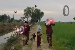 Unik abis, keluarga ini foto Lebaran pakai tema 4 film Hollywood