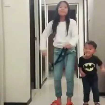 8 Video anak-anak mau joget ala Tik Tok tapi gagal, lucunya pol