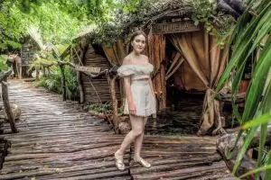 8 Gaya Shandy Aulia saat liburan bersama suami di hutan wisata