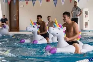 6 Potret seru Timnas Inggris main 'unicorn' usai menang lawan Tunisia