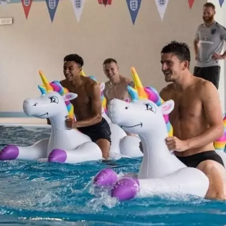 6 Potret seru Timnas Inggris main 'unicorn' usai menang lawan Tunisia