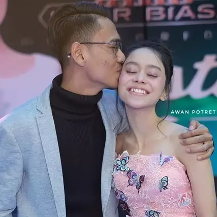 Bak orang pacaran, ini 8 potret kebersamaan Lesty Kejora dan kakaknya