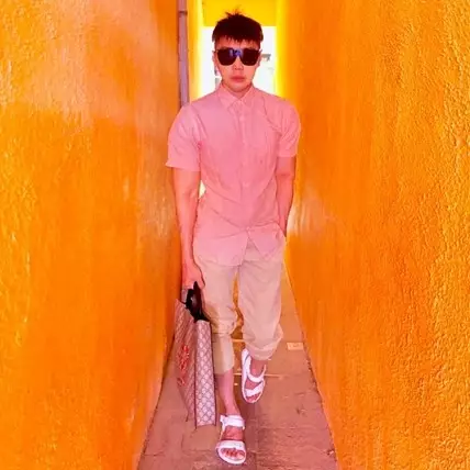 Biasa tampil serba hitam, 6 outfit Roy Kiyoshi ini malah terlihat unyu